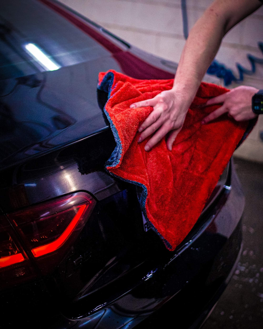 Autofiber Dreadnought Jr towel cleans glass without lint or streaks for clear visibility.