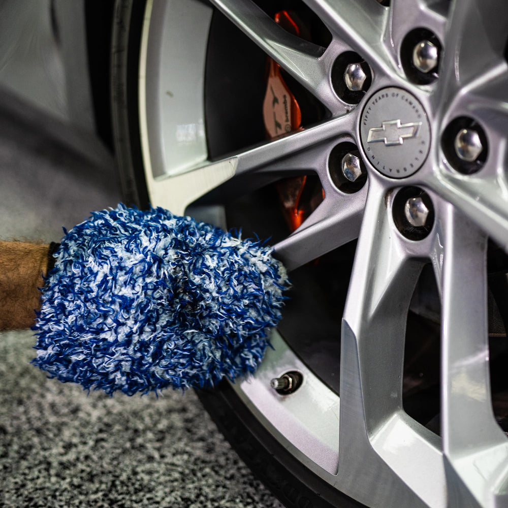 Autofiber Wheel Paw in action, efficient cleaning of wheel and rim surfaces.
