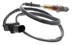 Close-up of Bosch 17025 OE connectors enabling seamless installation