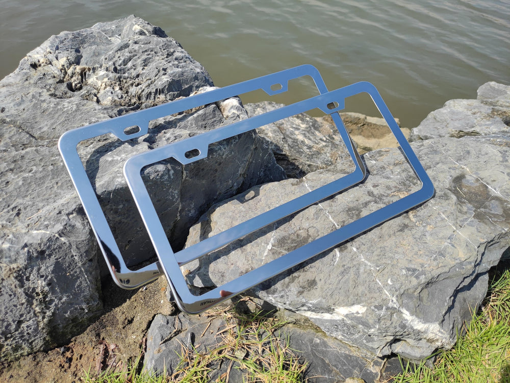 Deselen chrome-black license frame rear view for cohesive styling