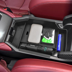 Non-slip rubber pads on the EDBETOS organizer prevent sliding during drives.