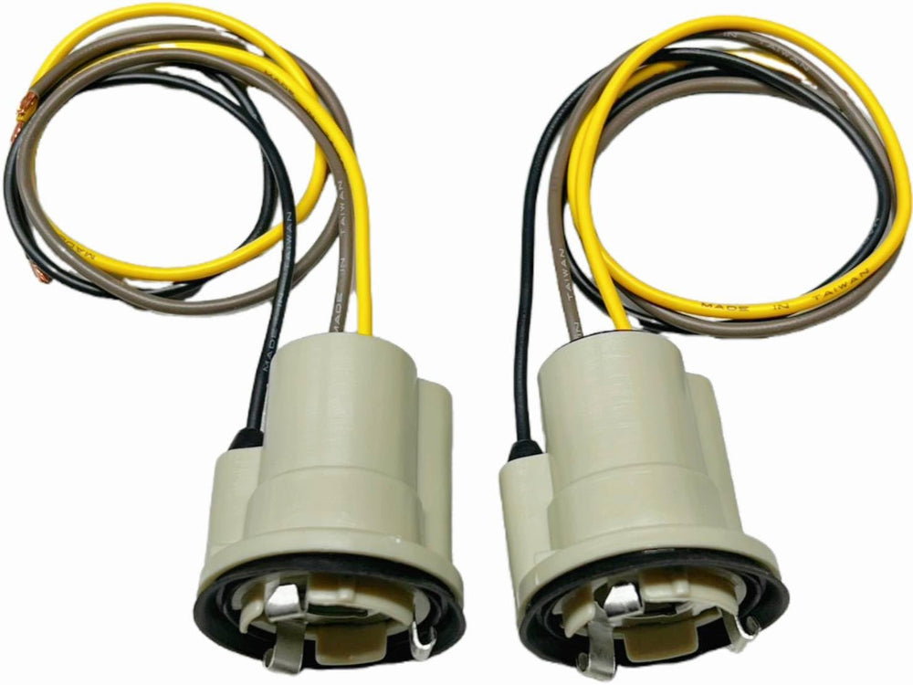 Generic 3-wire socket; versatile for classic GM tail light setups.