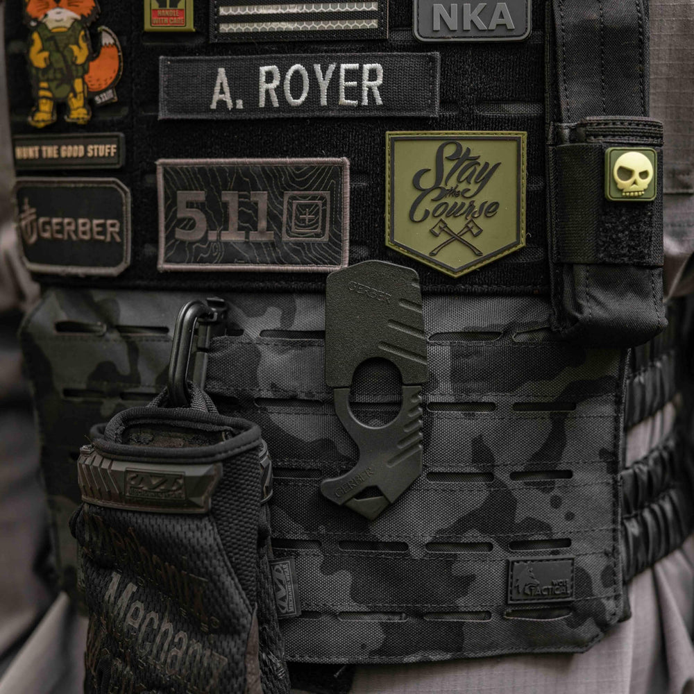 Gerber seatbelt cutter with ambidextrous attachment for flexible carry