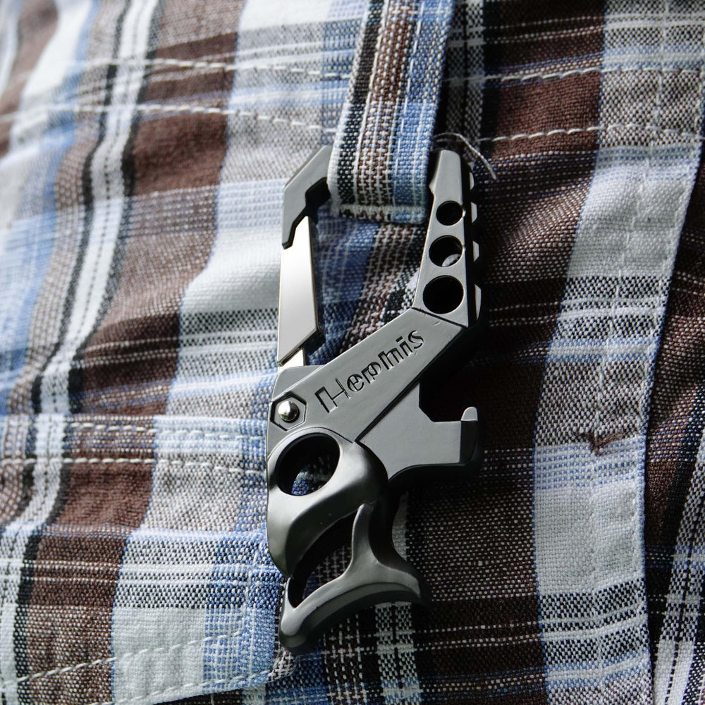 Hephis carabiner keychain with matte finish provides secure attachment and slip resistance.