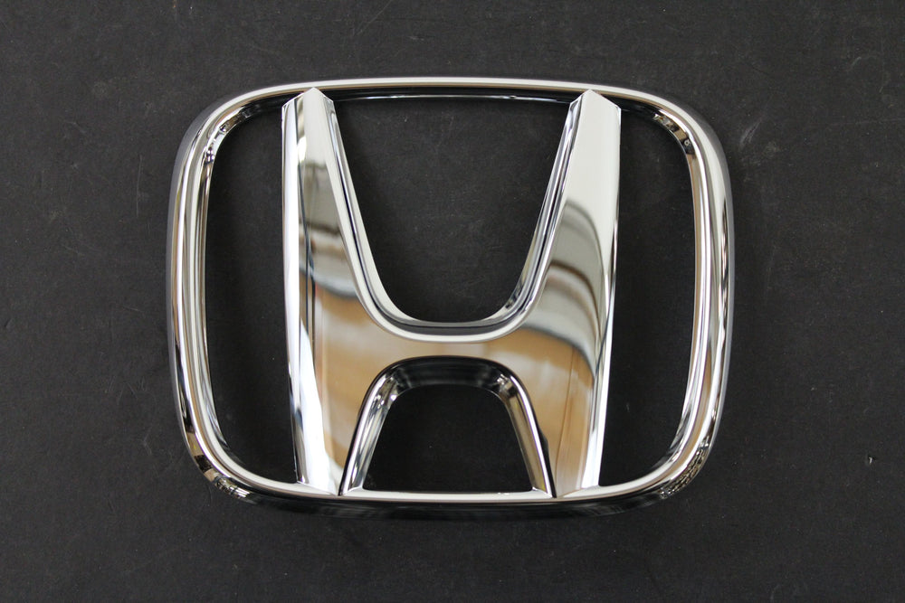 Honda grille emblem 75700-S5B-003 mounting-details demonstrates easy OEM replacement