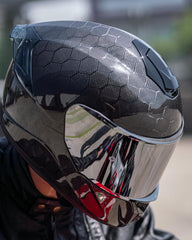 ILM quick-release chin strap with red pull for quick fastening