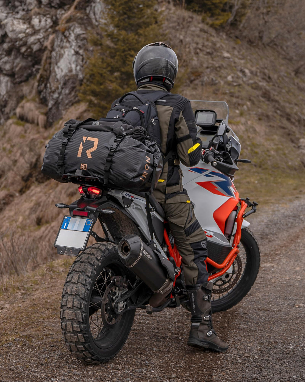 IRON JIA'S external mesh pocket for quick access