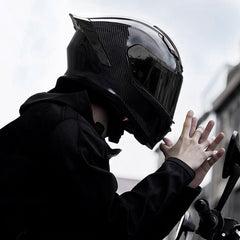 kaESE spoiler-equipped helmet offers high-speed stability.