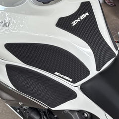 KATIE DEVI ZX-6R tank pad top view illustrating full-coverage edge design