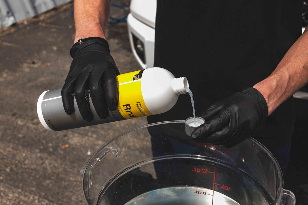 Koch-Chemie Rapid Rinseless Wash dilution demonstrates ultra-efficient mixing with minimal water.