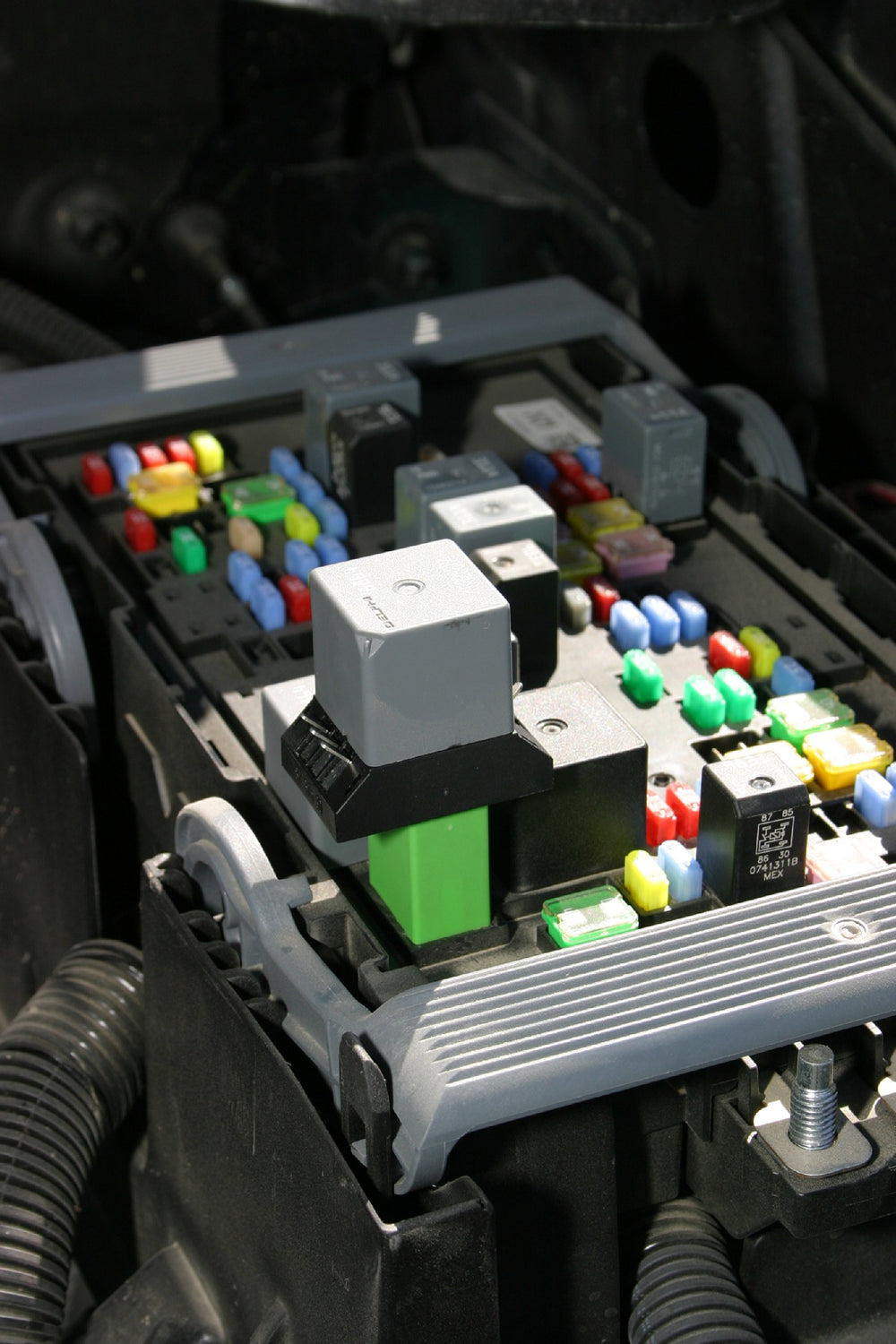Lisle green four-pin relay jumper shows proper pin alignment during tests.