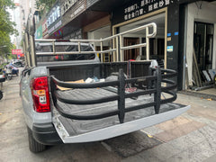 LYSAUGLAT tailgate-space extension safely supports long items during transport.