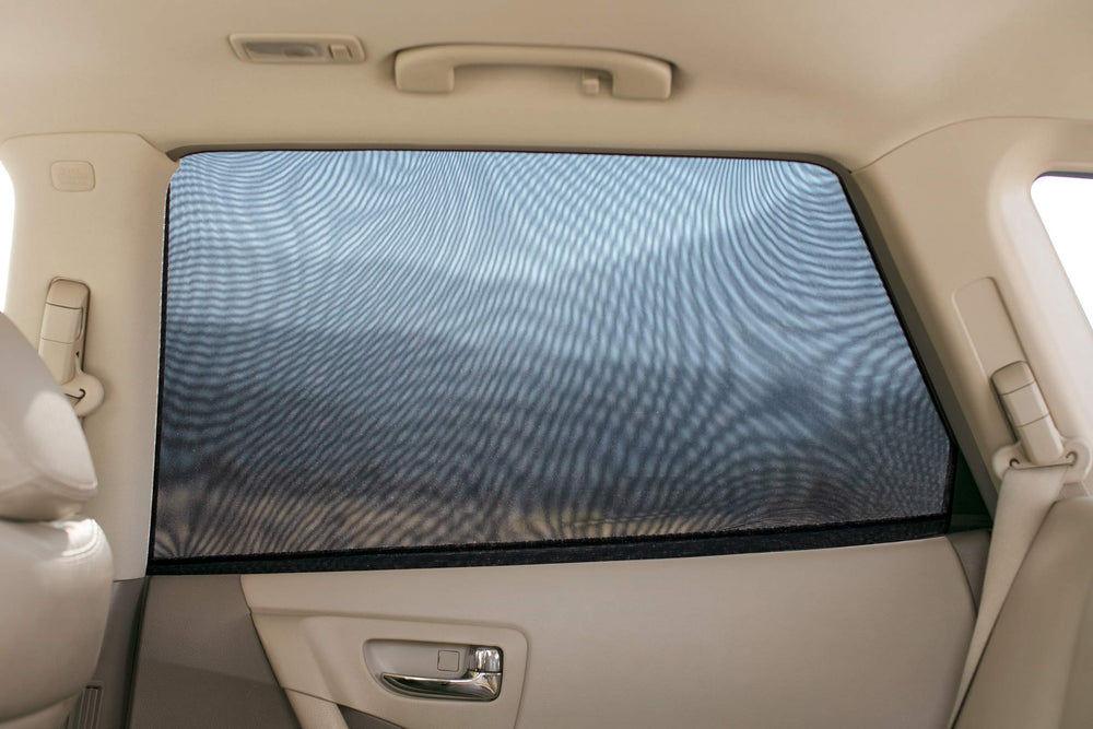 Magnelex elasticized band ensures secure fit on most cars.