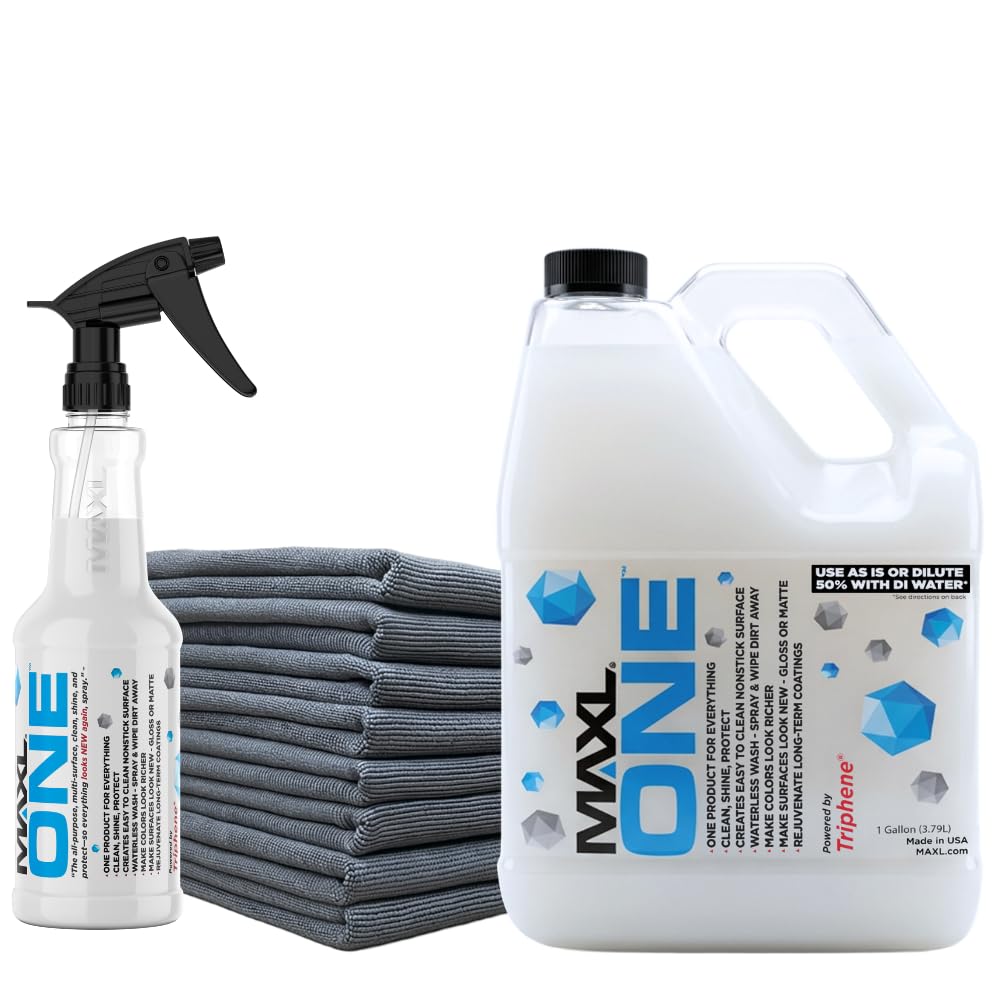 MAXLONE car spray action for quick, waterless detailing with a wipe.