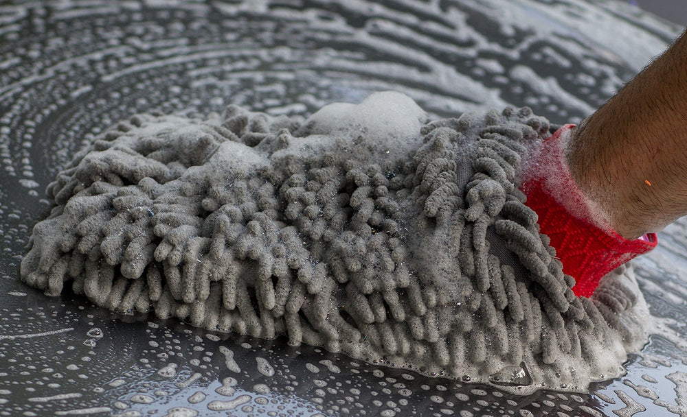 Mothers Premium Chenille Mitt with suds-holding fibers for efficient washes.