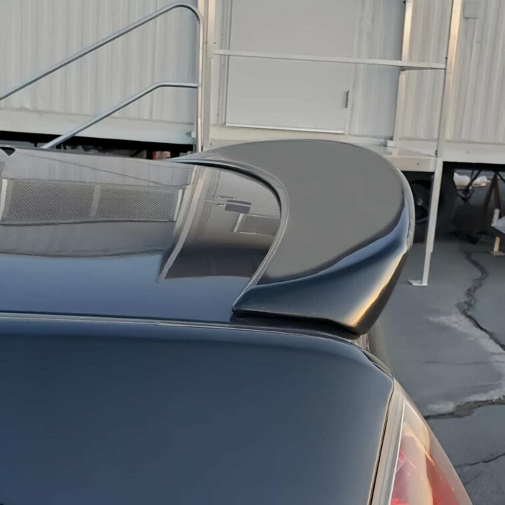 Oasiland glossy black spoiler edge close-up showcases premium finish.