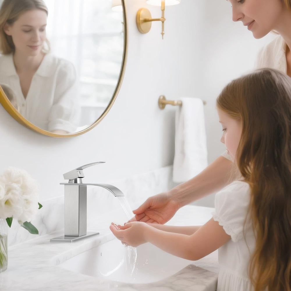 RNDIOZD single-handle faucet demonstrates easy temperature control at a modern sink