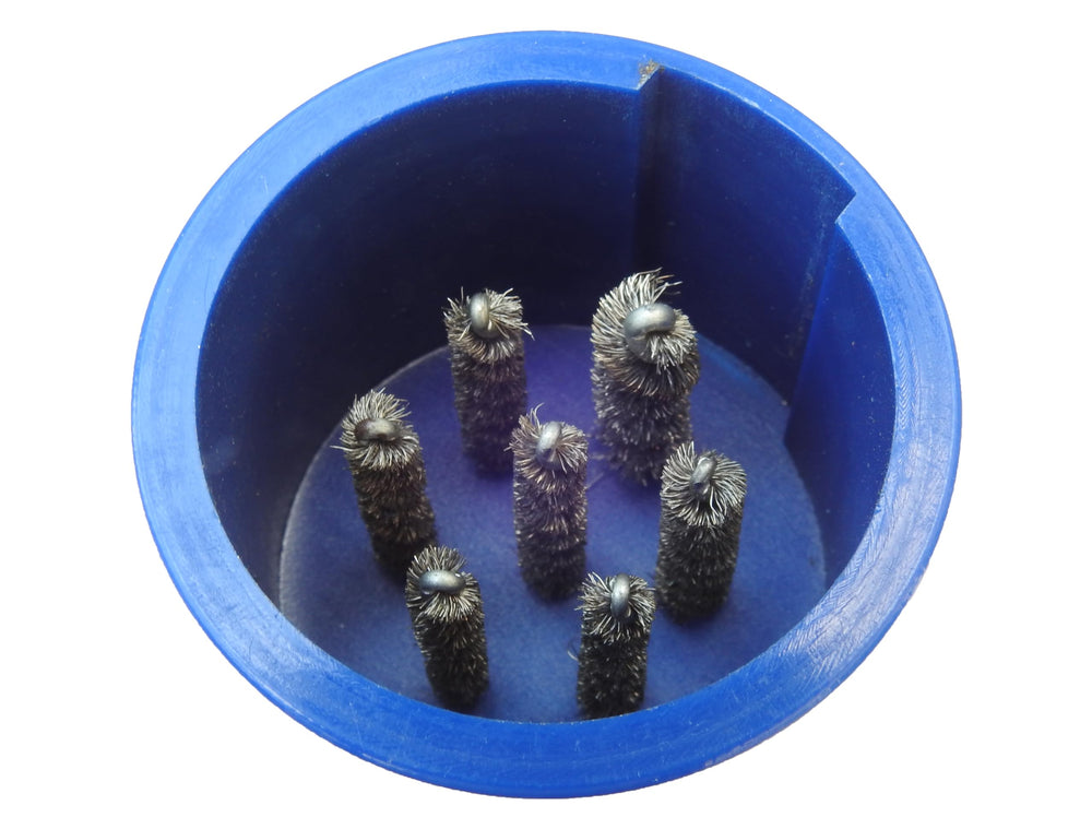 ROAD SUPERIOR TRUCK PARTS seven-ounce brush is easy to carry.