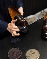 SAPHIR Mirror Gloss jar closeup reveals rich natural wax texture.