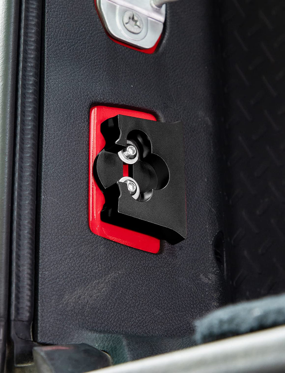 Sound‑reducing effect of TL01 reducing tailgate noise during driving.