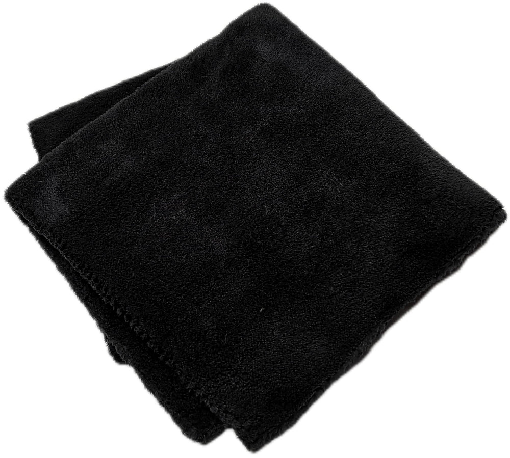 Softbatfy 500gsm dense microfiber towel for drying and buffing cars.