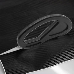 Spanno vinyl wrap magnet helps secure panels during wrapping work.