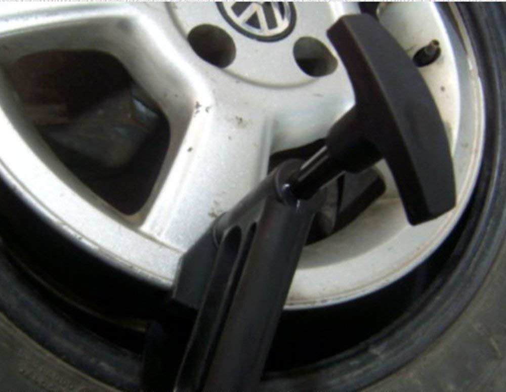 Sutekus bead clamp tool in action protects rims while changing tires.