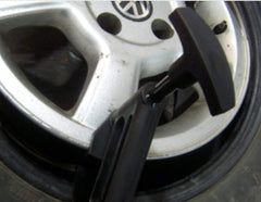 Sutekus bead clamp tool in action protects rims while changing tires.