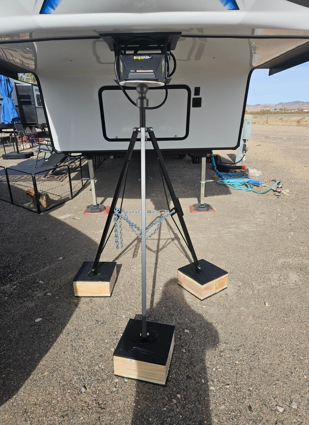 Swellisher 5,000 lb capacity stabilizer supports stable, low-noise camping.