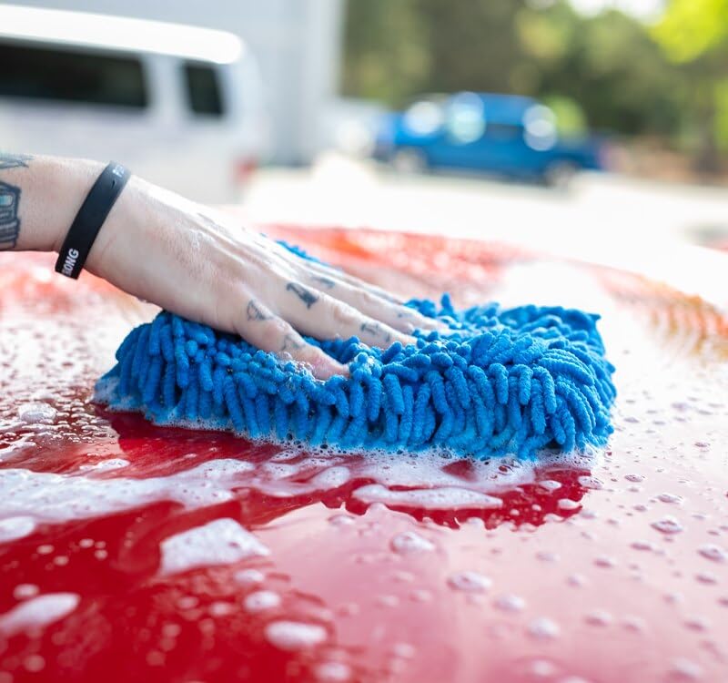 The Rag Company tagless seamless mitt blue prevents scratching during use