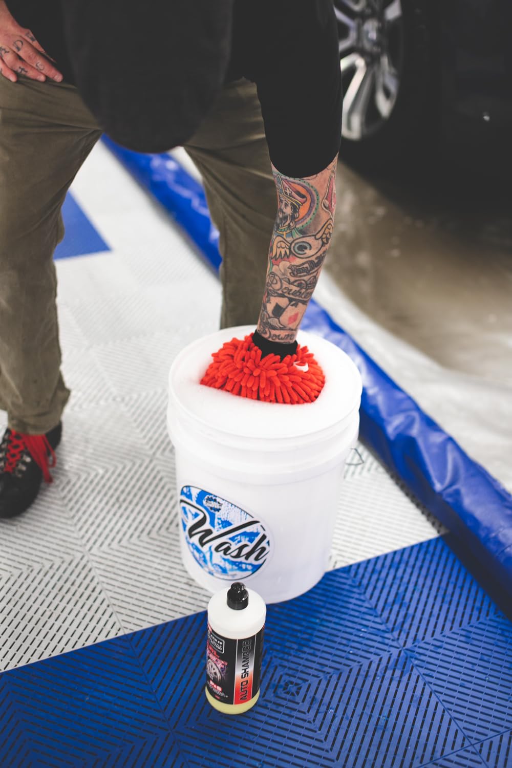 The Rag Company wash mitt with elastic cuff for secure, comfortable wear during car washing.