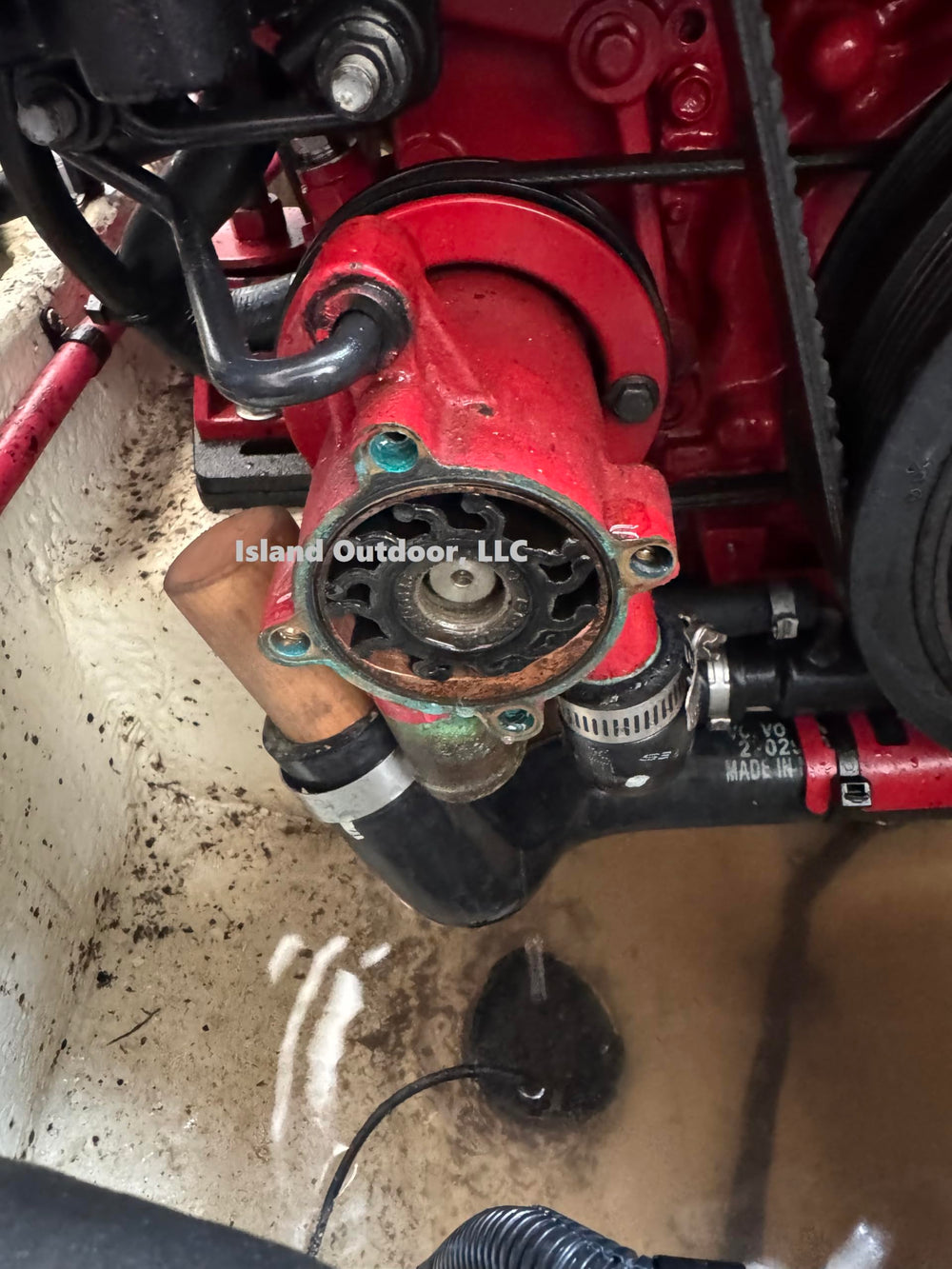 Center bolt design minimizes wear on the impeller housing during pull.