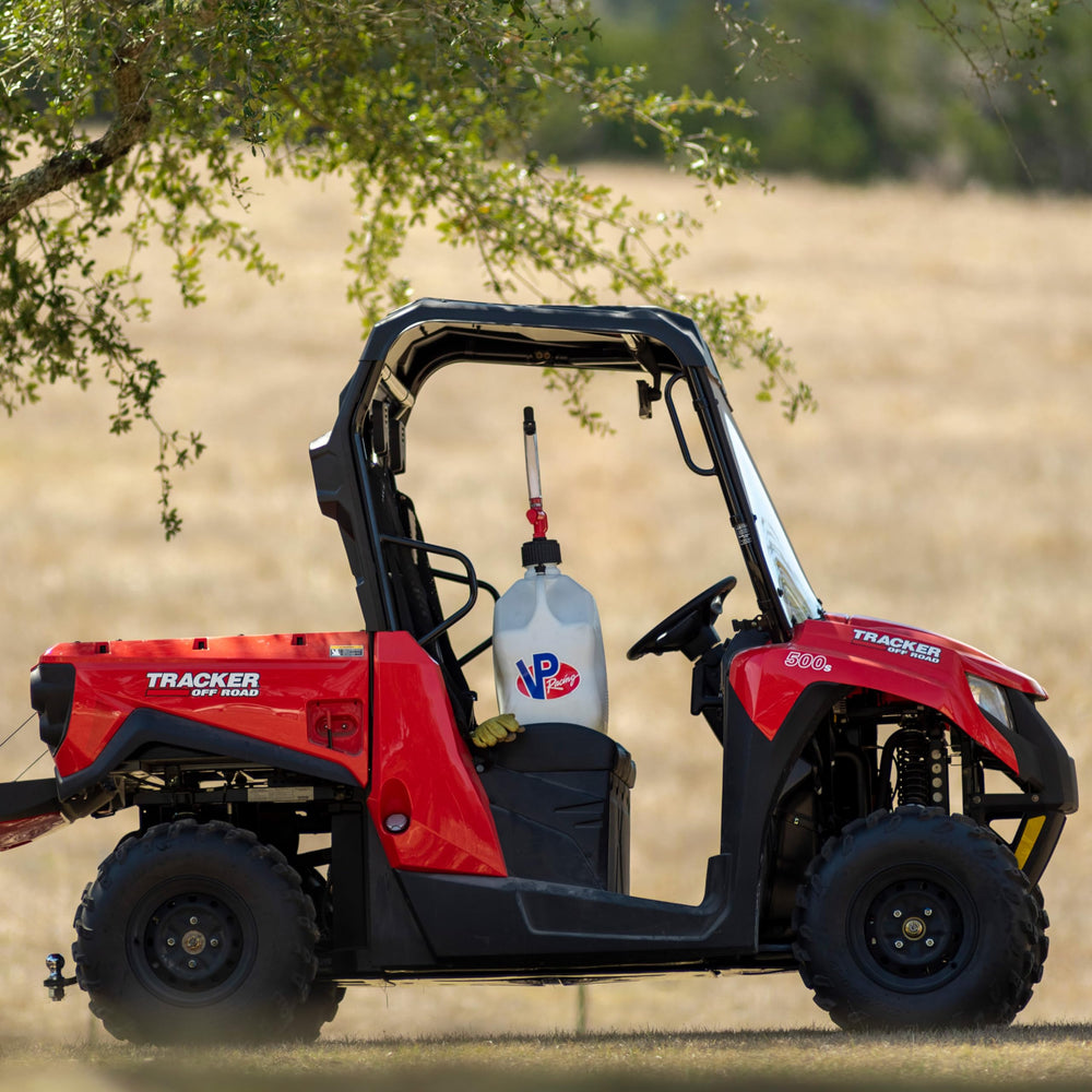 VP Racing 35221-CA cap close-up shows secure, tight seal for mess-free pouring.