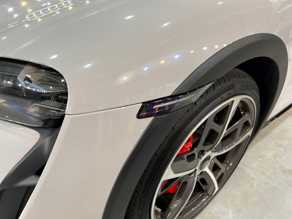 Close-up of edge with ColorFusion gloss chalk grey and heat-friendly finish.