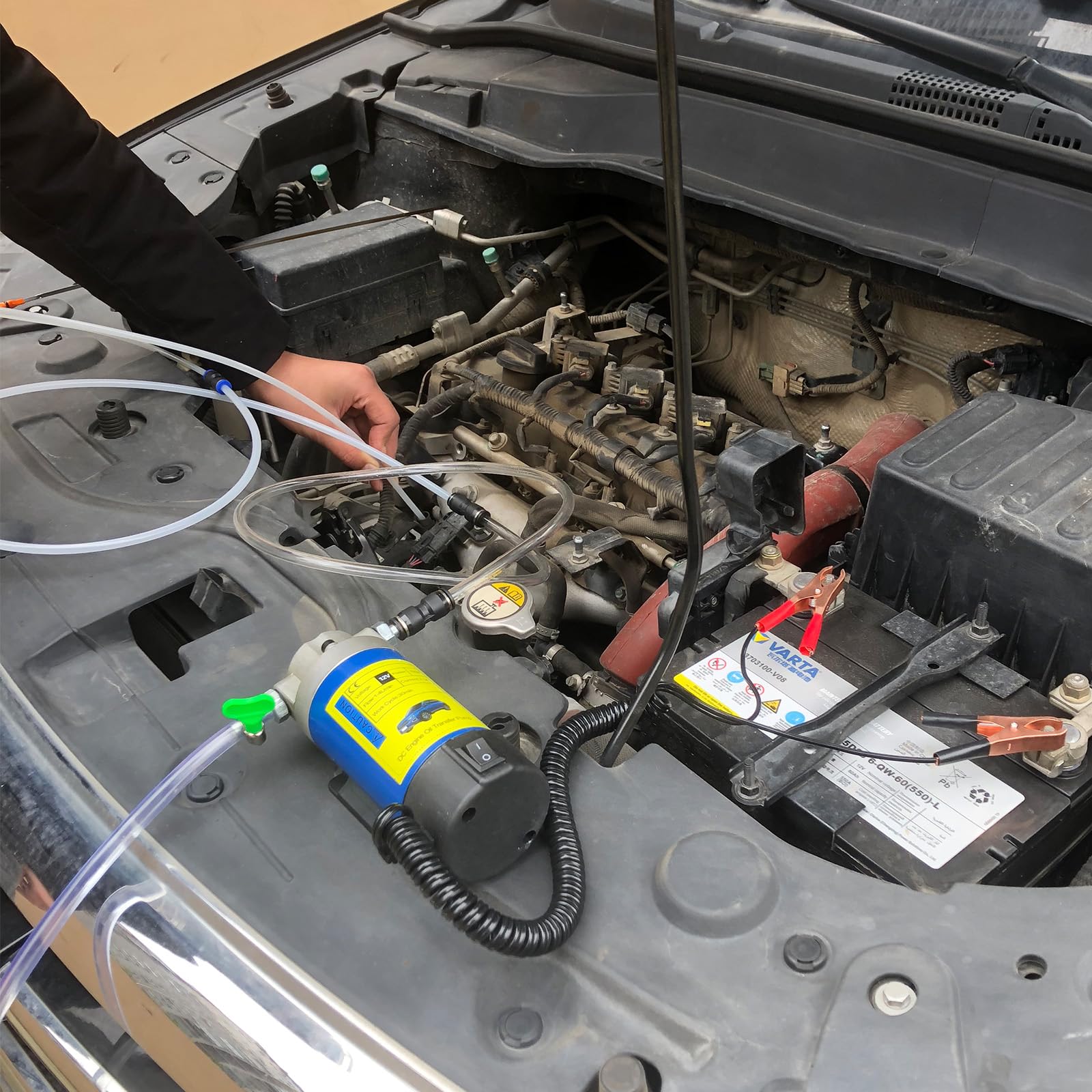 AIGMlSON battery clamps enable direct, tool-free power connection.