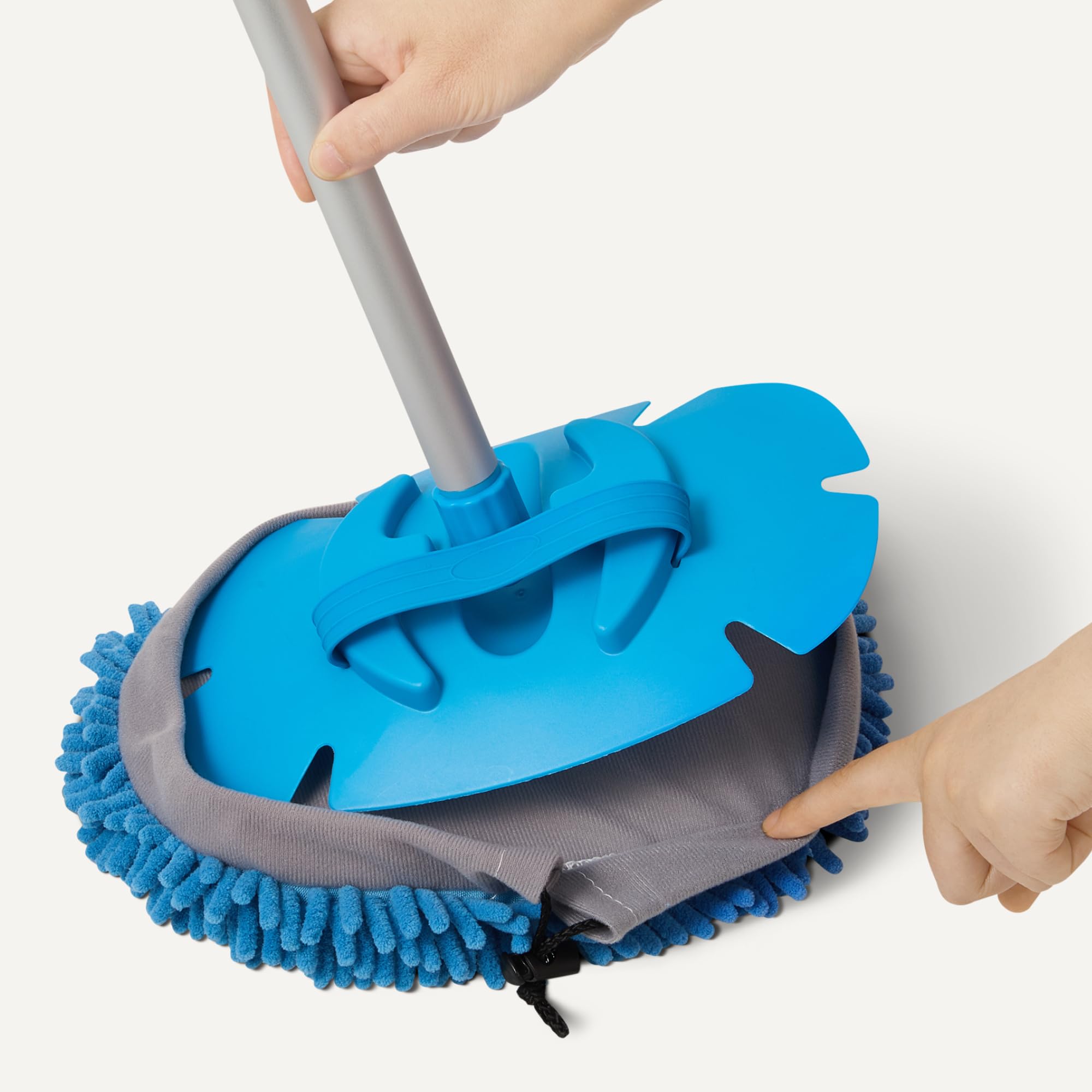 Amazon Basics microfiber mitt traps dirt without scratching painted surfaces