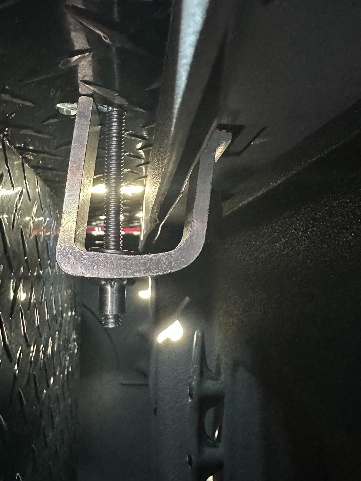 Americangaslogs heavy-duty aluminum extrusion provides durable, rust-resistant performance.