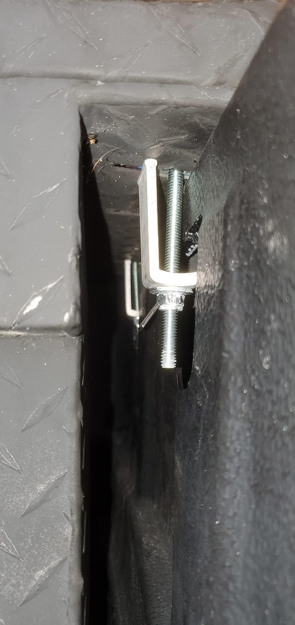 Americangaslogs weather-resistant clamps endure rain and snow.
