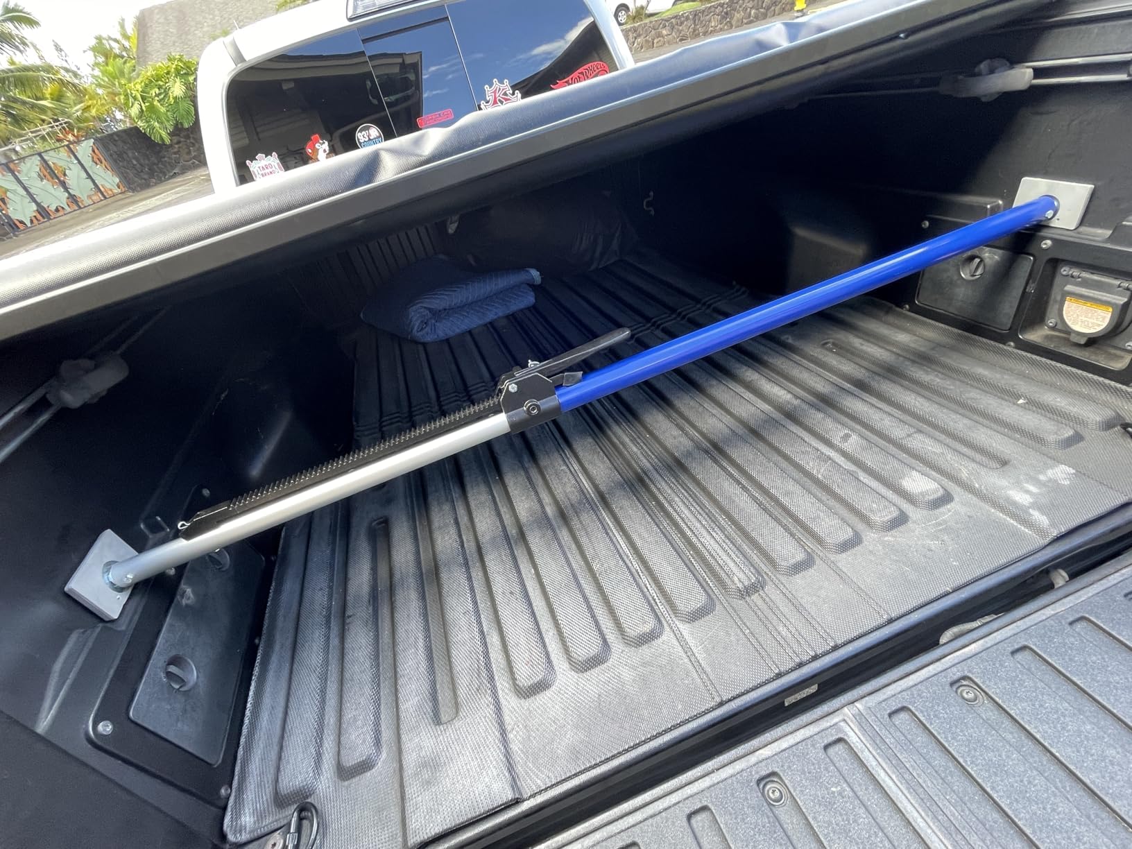 ANLU LOAD cargo bar used as a divider in a van for organized space