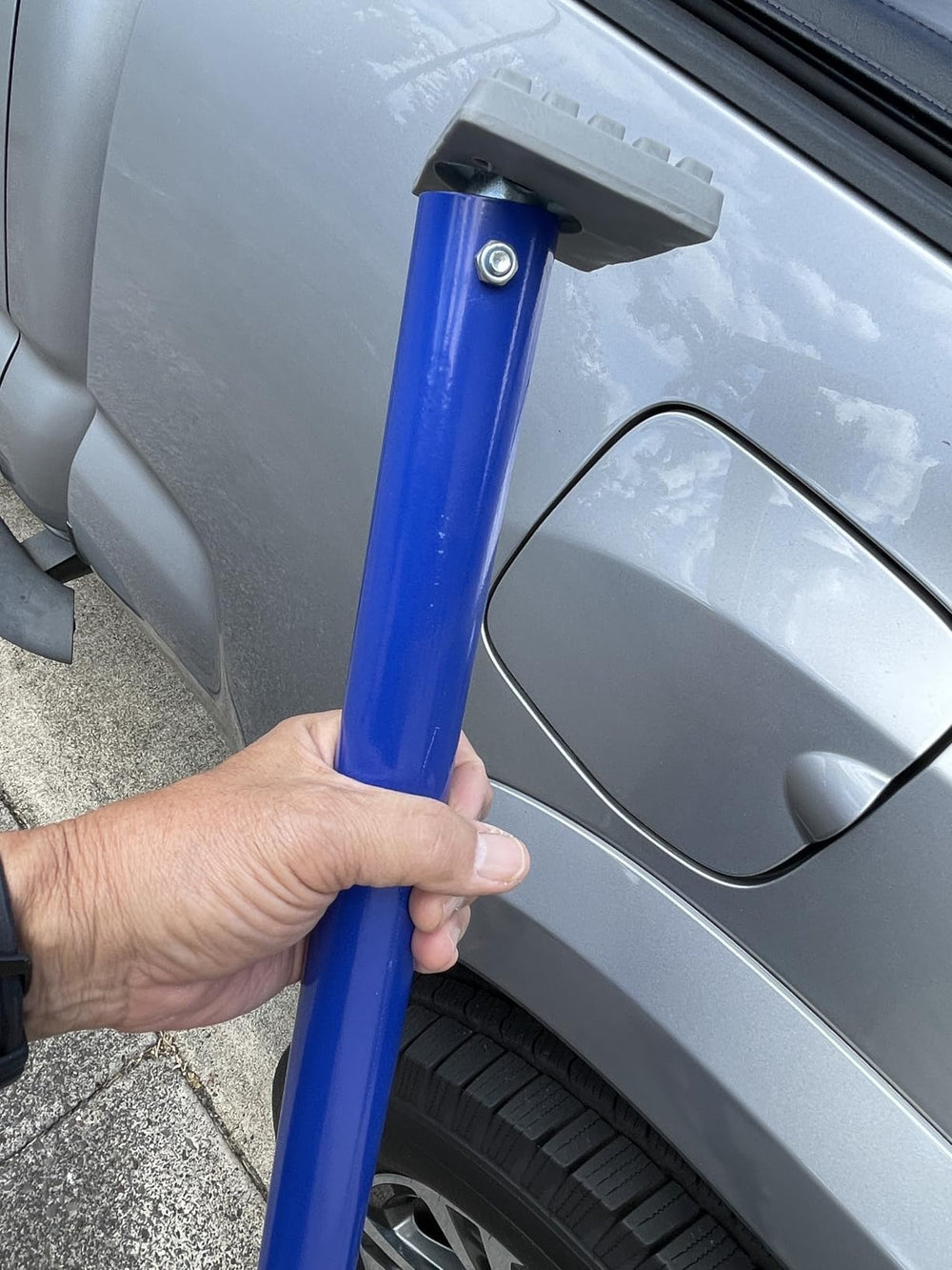 Ladder secured with ANLU LOAD cargo bar supporting stability