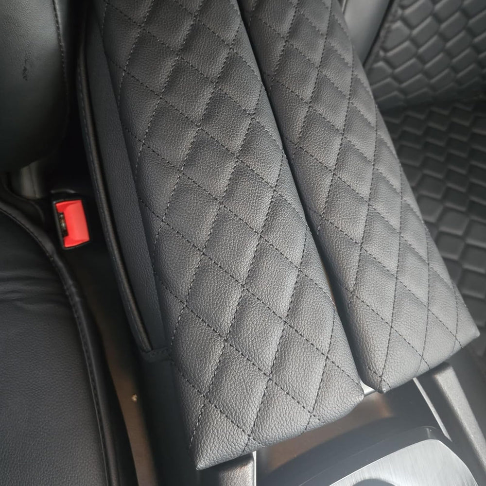 AOMSAZTO 2-piece set blends with black interior.
