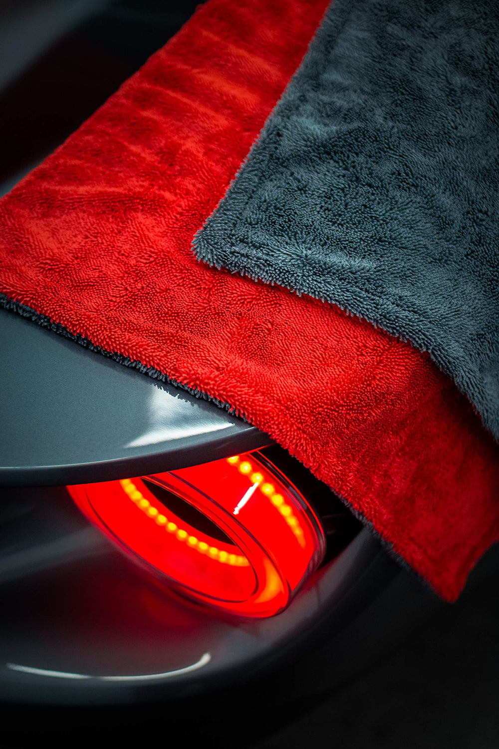 Autofiber Dreadnought XL towel dries glass without streaks.