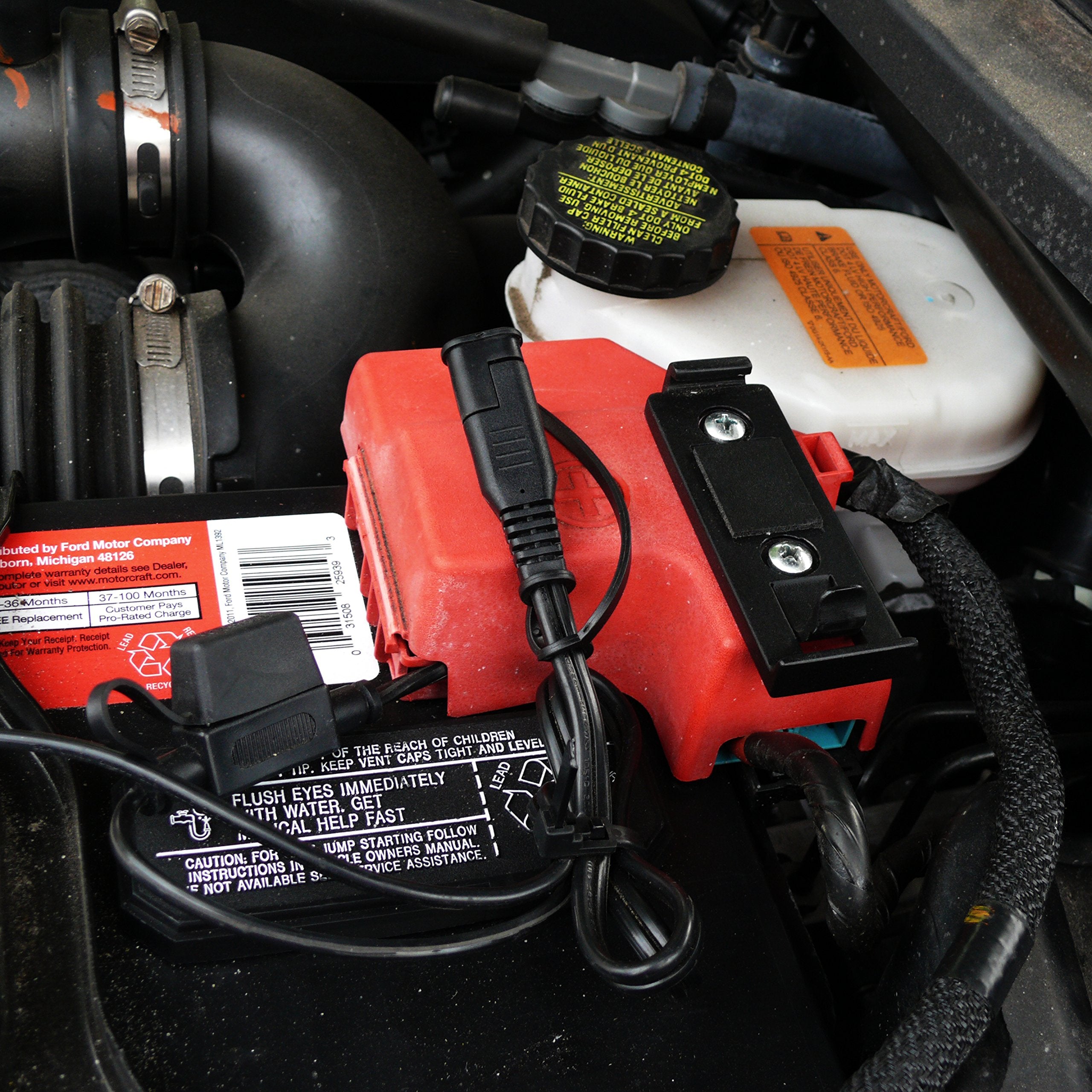 BatteryMINDer 1215C easy-detach bracket for flexible use across batteries