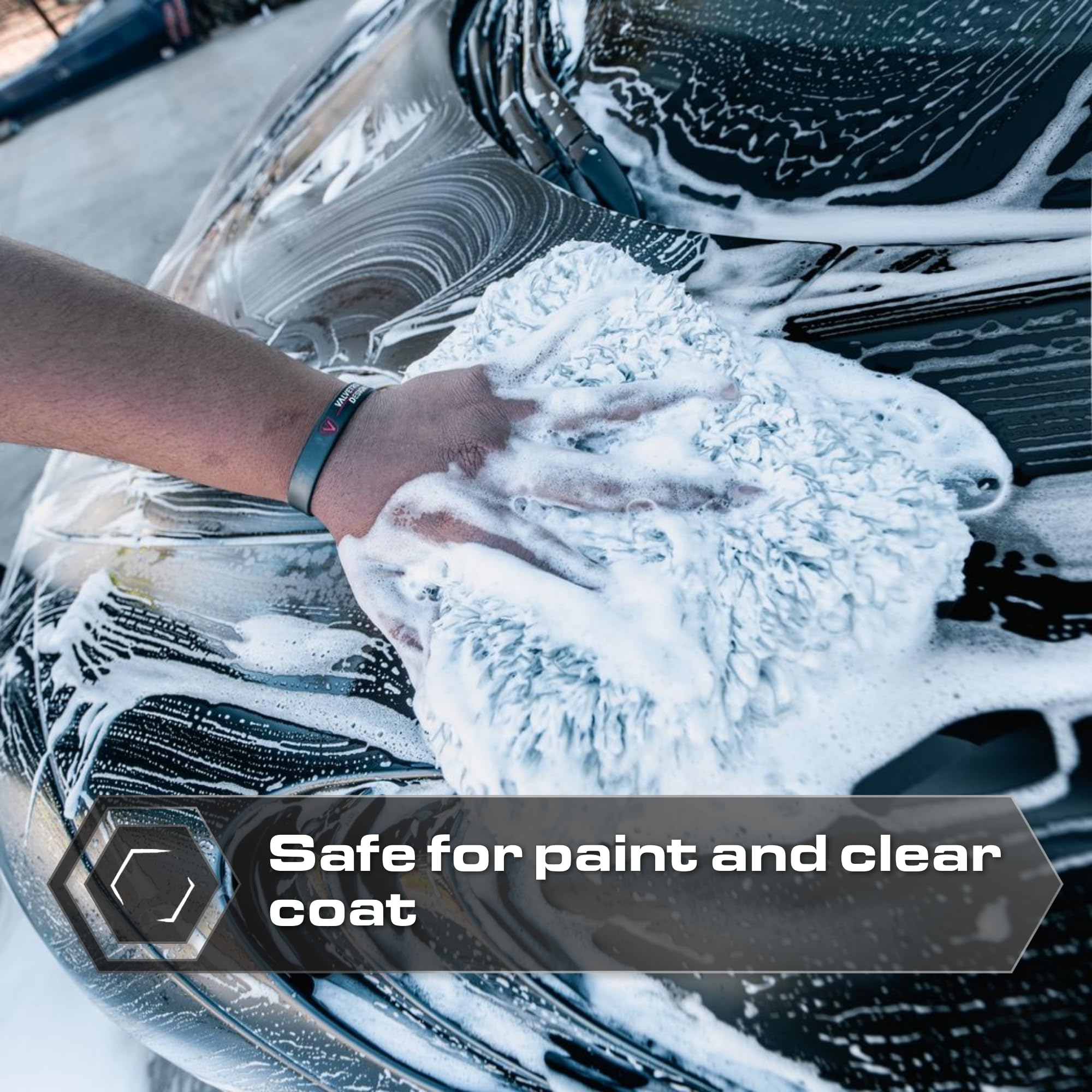 Blackline wash mitt compatible with bucket, car shampoo, or foam cannon