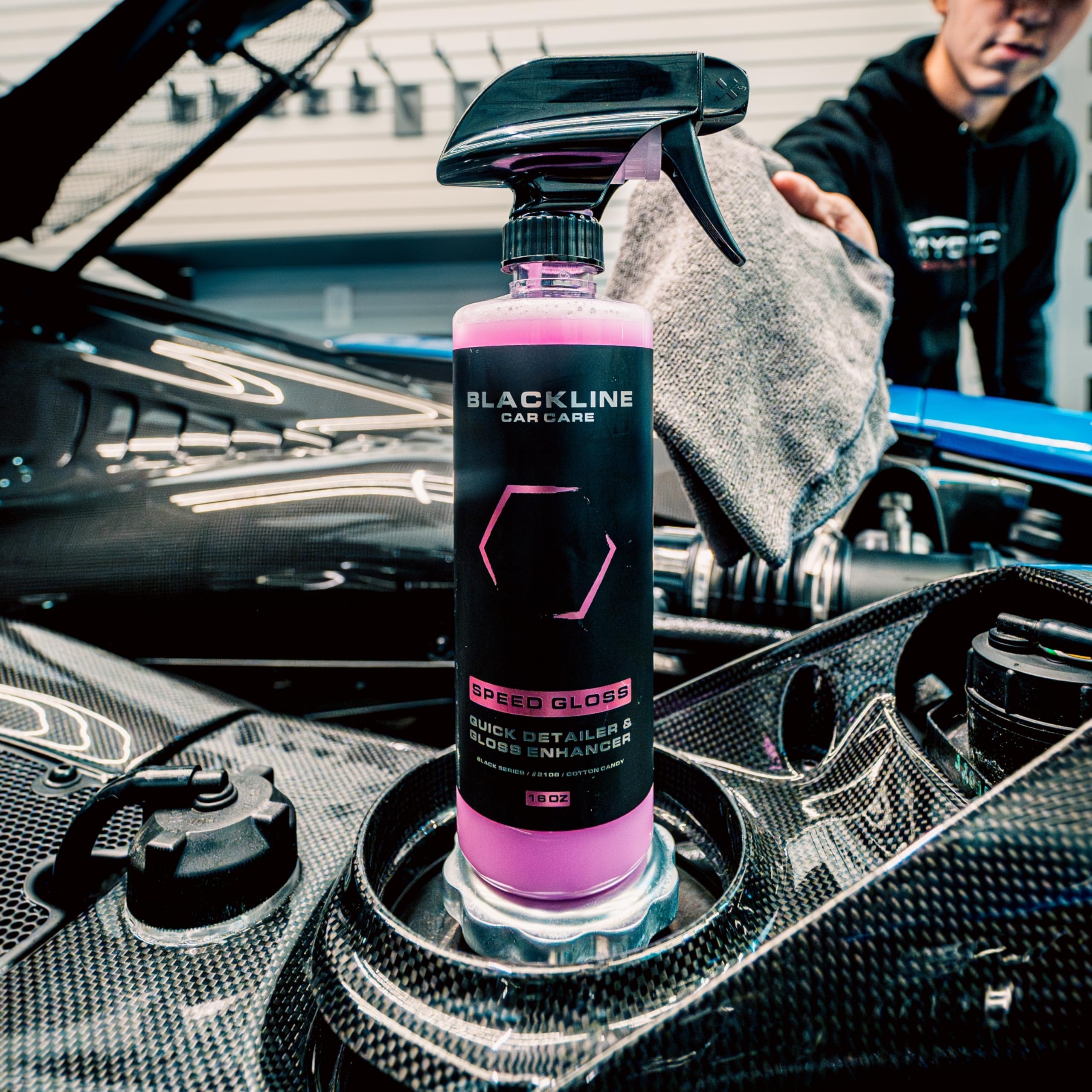 Blackline Speed Gloss ready-to-use formula keeps quick detailing convenient anywhere.