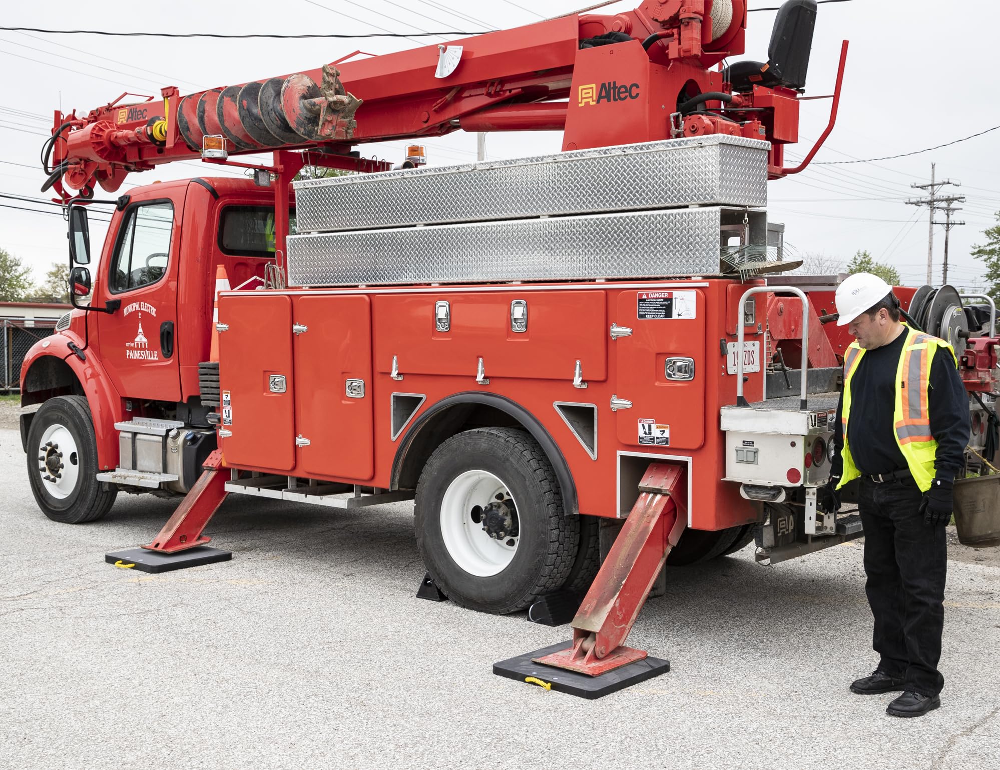 Lightweight HDPE pad protects surfaces while supporting heavy equipment on trucks