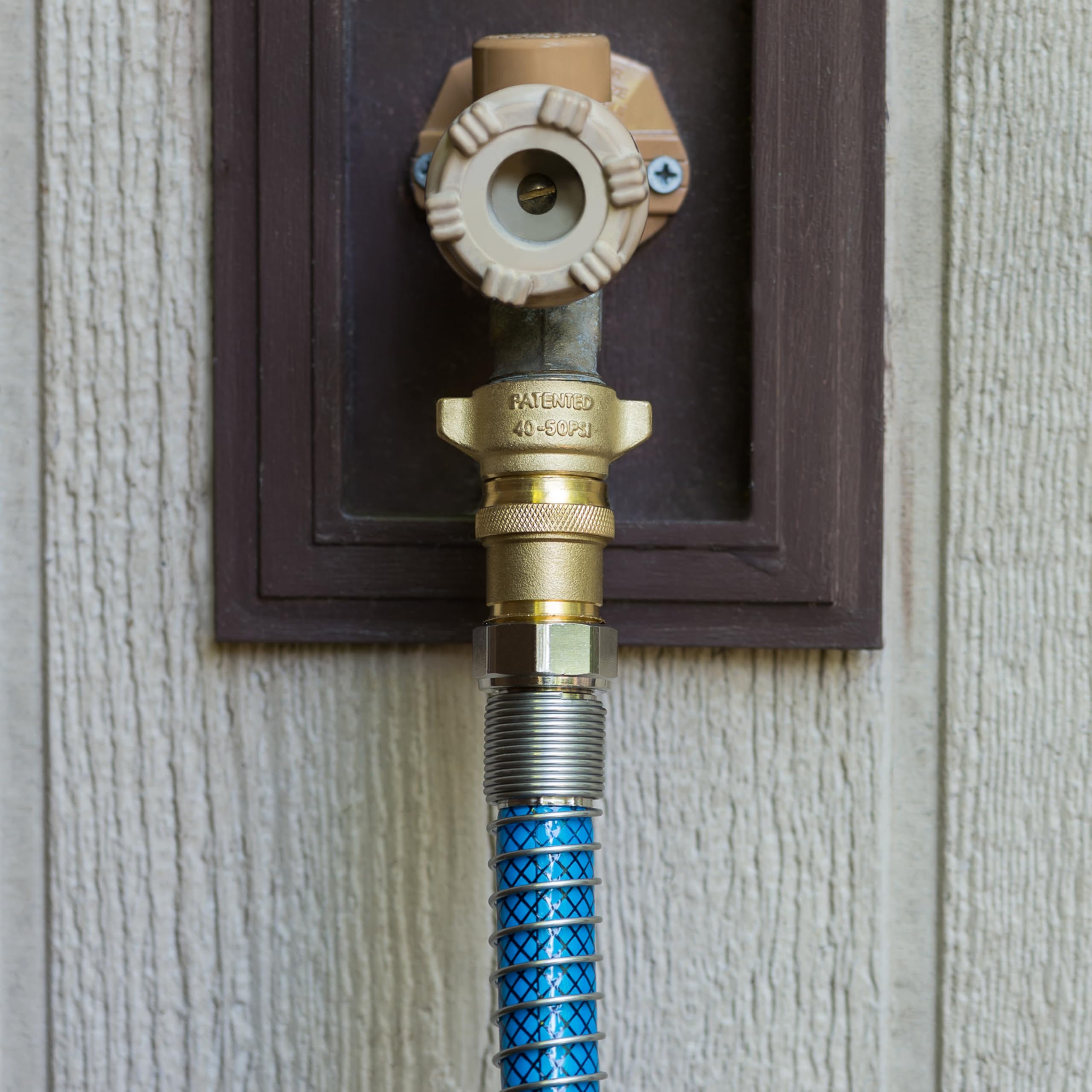 Camco regulator label highlighting lead-free brass and NSF 372 compliance