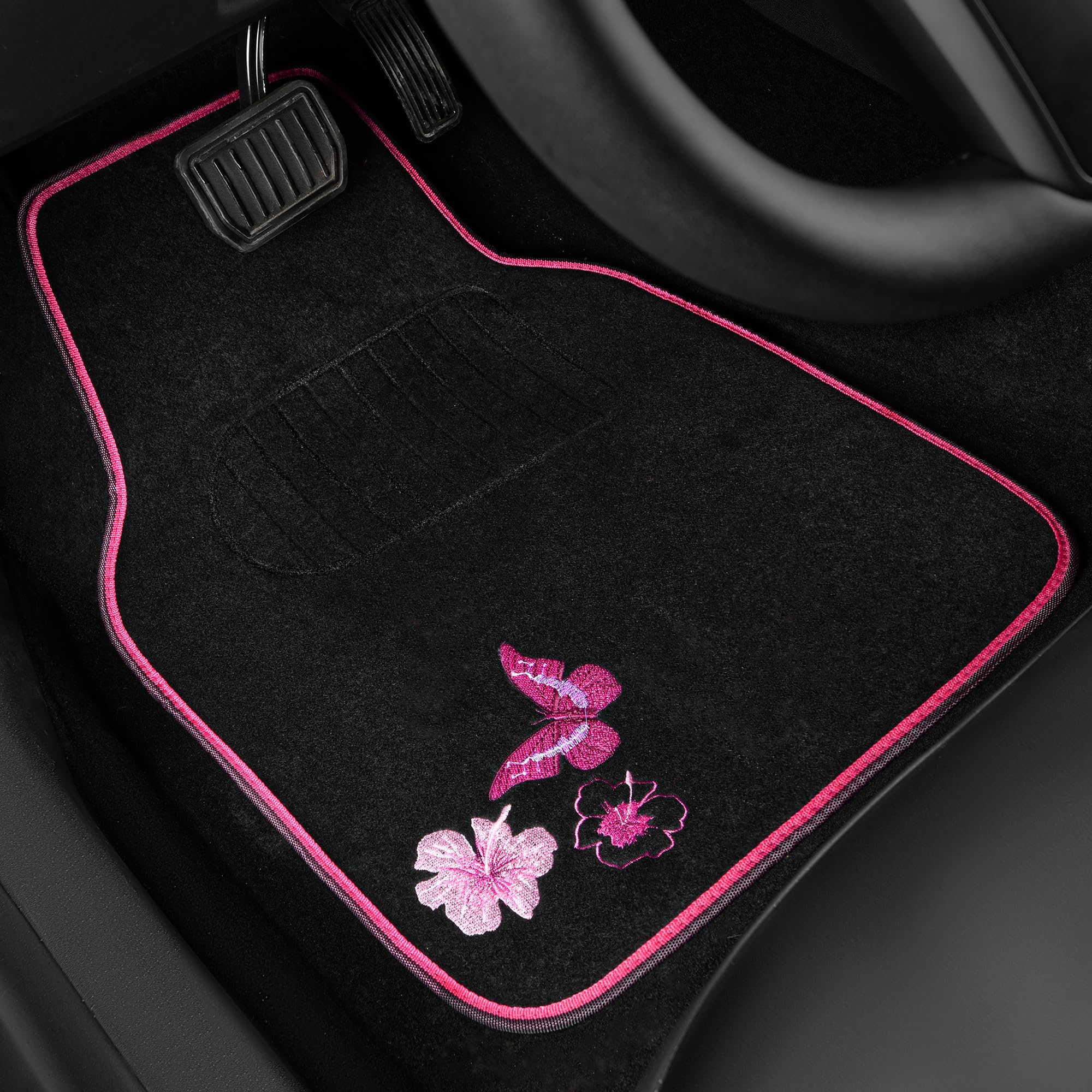 CAR PASS easy-clean mats can be rinsed with a hose after trips
