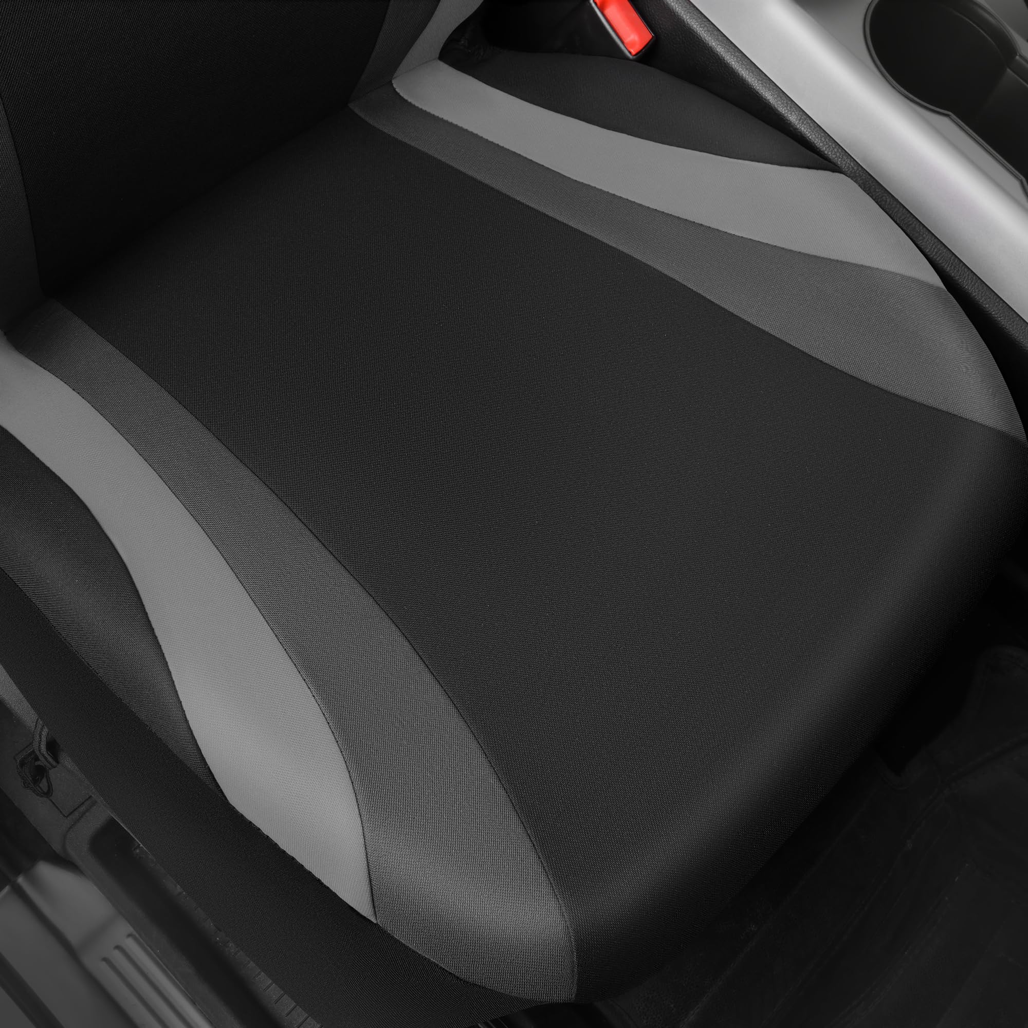 CAR PASS Line Rider Sporty kit includes two front covers and two headrest covers.