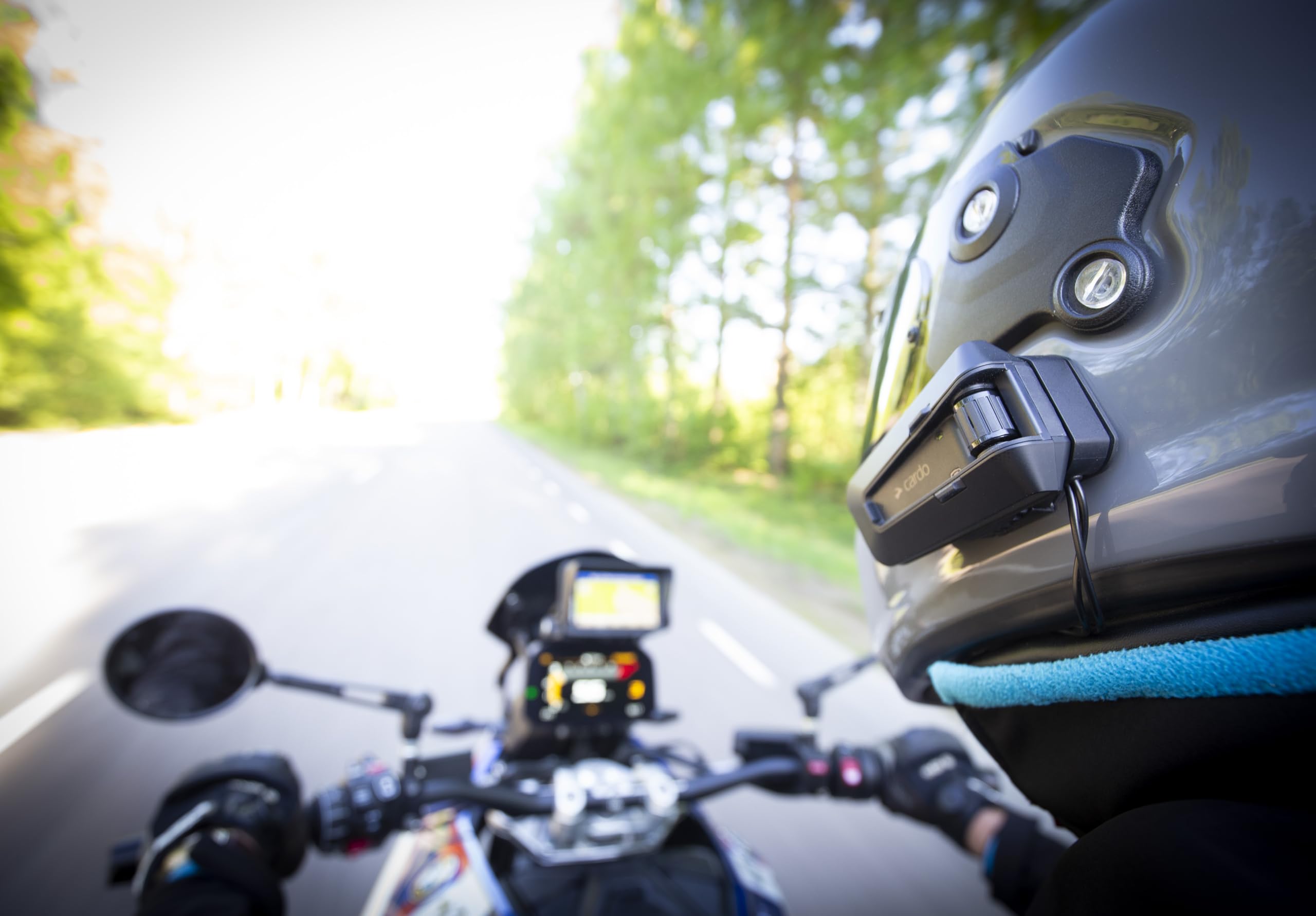 Cardo PACKTALK PRO DMC intercom connects up to 15 riders for group chats.
